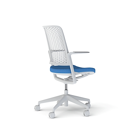 Witte bureaustoel met blauwe zitting en mesh rug, tegen witte achtergrond.