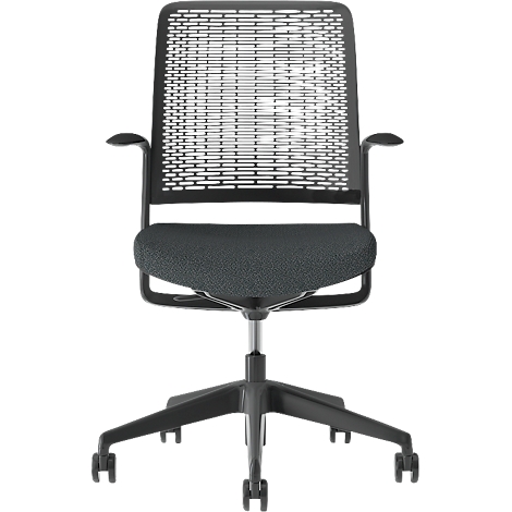 Zwarte bureaustoel, met mesh rug, armleuningen, gewatteerde zitting en wieltjes.