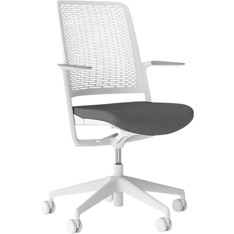 Witte bureaustoel met grijze zitting en geperforeerde rugleuning. De stoel heeft armleuningen en wielen.