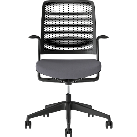 Bureaustoel met zwart frame, grijze zitting en rugleuning van gaas. Armleuningen, wielen en gasveer.
