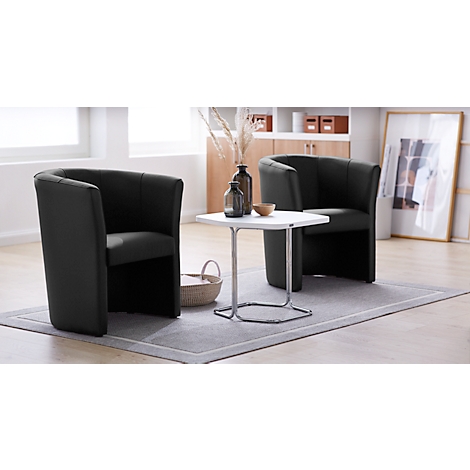 Zwei schwarze Cocktailsessel mit kleinem Tisch, Vase und Korb auf grauem Teppich.
