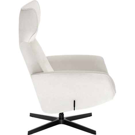 Crèmekleurige loungefauteuil met een hoge rugleuning op een zwarte vierpoot-draaivoet.