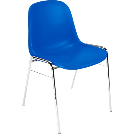 Blauer Stuhl mit Chromgestell, in leichter Schrägansicht.