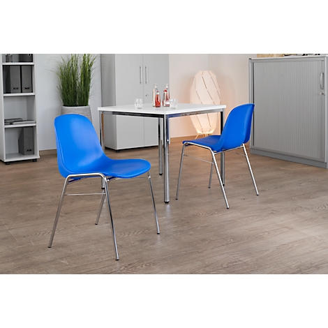 Zwei blaue Stühle stehen an einem weißen Tisch. Die Stuhlbeine sind silberfarben.