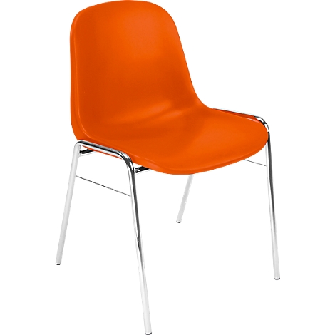 Ein orangefarbener Stuhl mit Chrombeinen vor weißem Hintergrund.