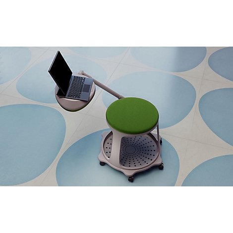 Mobiler Hocker mit grünem Sitzpolster und befestigter Laptopablage auf blau gemustertem Boden.
