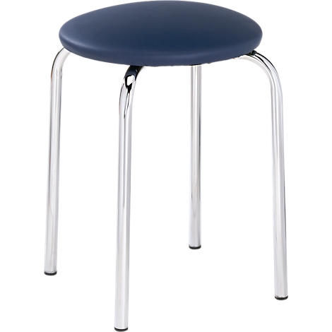 Runder Hocker mit blauer Sitzfläche und verchromten Beinen. Auf weißem Hintergrund.