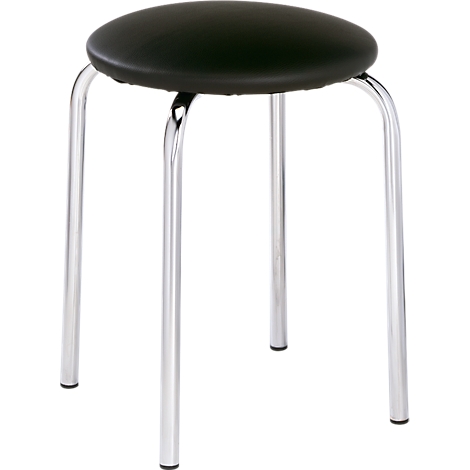 Ein schwarzer Hocker mit polierten Metallbeinen, freigestellt.