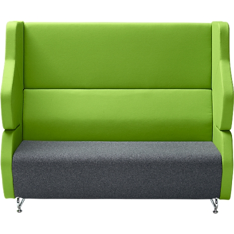 Ein grünes Sofa mit hoher Rückenlehne und grauer Sitzfläche. Die Armlehnen sind geschwungen und die Füße silbern.