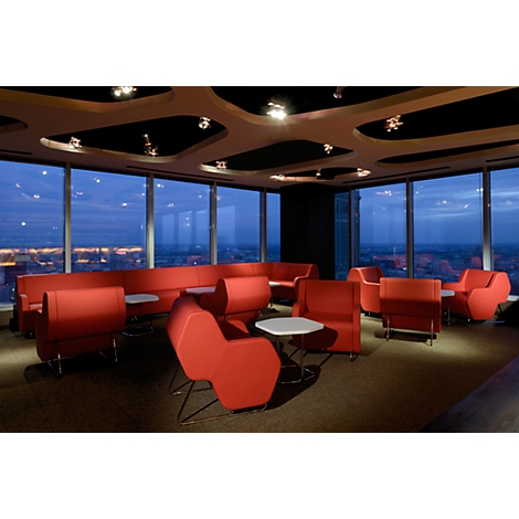 Roter Loungeraum mit Blick auf die Stadt in der Dämmerung, Panoramafenster, bequeme Sitzgelegenheiten.