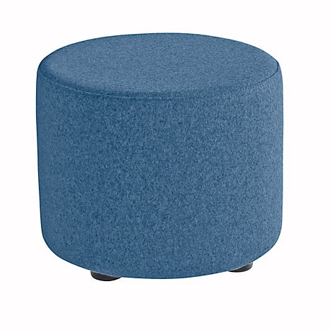 Runder, blauer Hocker auf weißem Hintergrund. Der Hocker hat eine weiche, stoffähnliche Oberfläche und steht auf drei schwarzen Füßen.