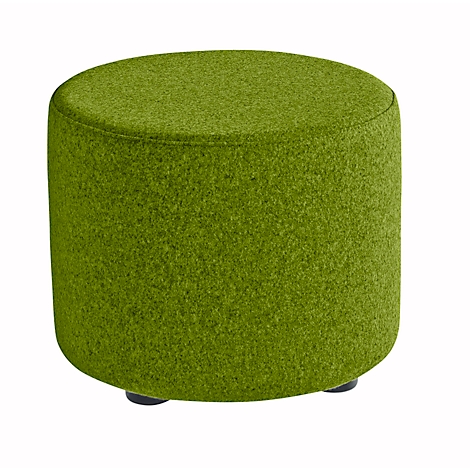 Runder, grüner Hocker mit Stoffbezug. Drei dunkle Füße sind unter dem Hocker zu sehen.
