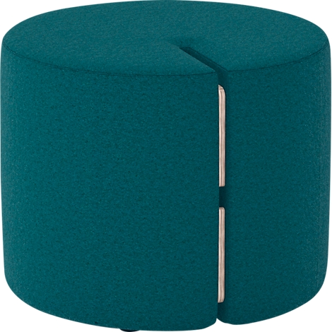 Runder, teal-farbener Hocker mit einem Schlitz. Der Schlitz zeigt ein helles Holz. Der Hocker steht frei.