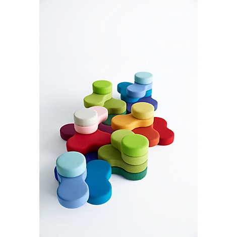 Bunte, blumenförmige Hocker, in unterschiedlichen Farben, auf weißem Hintergrund. Oben auf den Hockern befinden sich runde Sitzflächen.