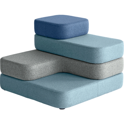 Mehrfarbiger Sitzhocker, der wie eine Treppe angeordnet ist. Grau, Blau und Türkis.