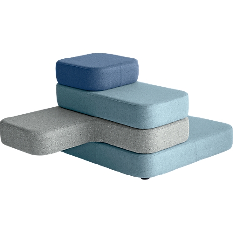 Mehrfarbiges, modulares Sitzmöbel mit blau-, grau- und hellblauen Elementen, die versetzt übereinander angeordnet sind.