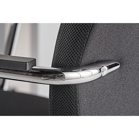 Close-up van een stoel: verchroomde armleuning, zwart stoffen patroon, details.