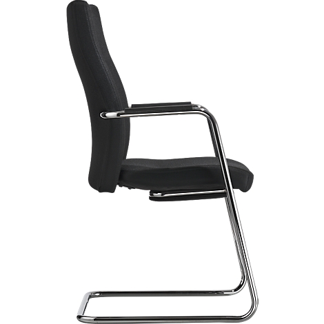 Zwarte ergonomische bureaustoel met chromen frame, zijaanzicht.