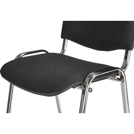 Nahe Ansicht eines schwarzen Stuhls. Der Sitz und die Rückenlehne sind mit Stoff bezogen, das Gestell ist aus Metall.
