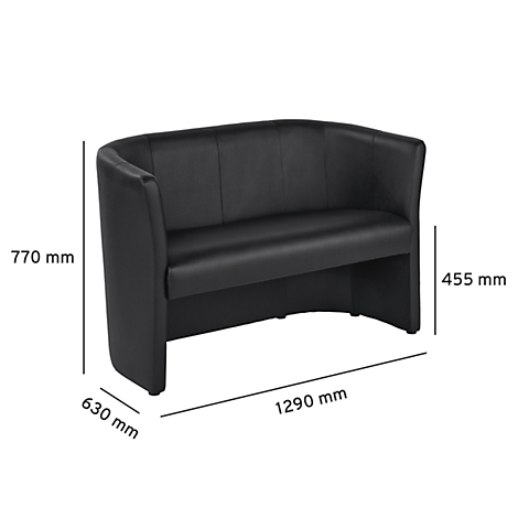 Schwarze, halbrund geformte Bank mit Massen. 770 mm hoch, 630 mm tief, 1290 mm breit. Die Sitzfläche ist in drei Abschnitte unterteilt.