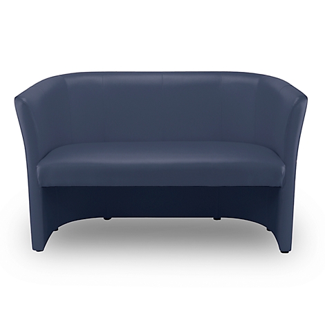 Blaues Sofa, gepolstert, auf weissem Hintergrund. Geschwungene Form mit hoher Rückenlehne.