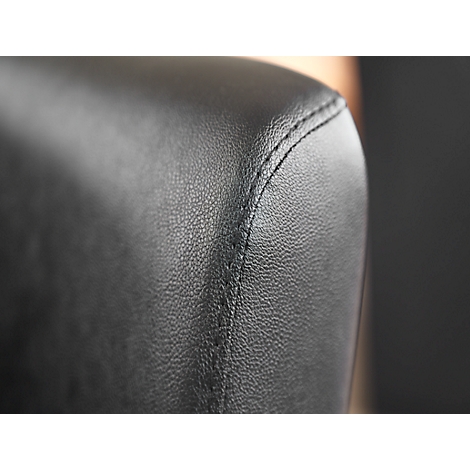 Detailaufnahme von schwarzem Leder, sichtbar sind Nähte und Textur.