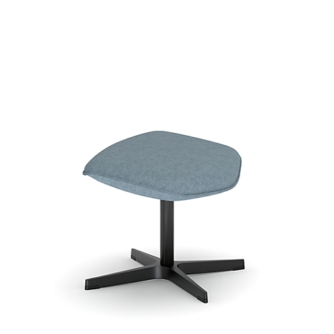 Ein blauer Hocker mit schwarzem Fußgestell vor weißem Hintergrund.