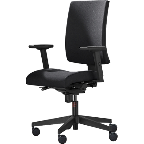 Zwarte bureaustoel: rugleuning, zitting, armleuningen. Vijf wielen. Draaibaar.