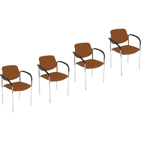 Quatre chaises marron avec accoudoirs noirs et pieds argentés sont posées sur fond blanc.