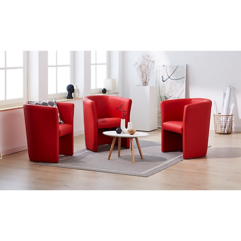 Trois fauteuils cocktails rouges avec une table blanche et des décorations, devant une fenêtre, sur un tapis gris.