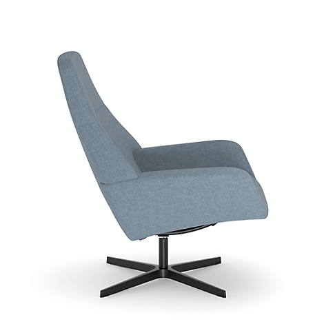 Fauteuil pivotant bleu clair sur pied en étoile noir, vue de côté. Chaise à dossier haut avec accoudoirs.