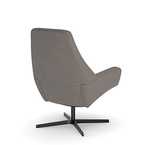 Vue d'un fauteuil marron sur un piètement en étoile noir. Le dossier de la chaise est arrondi et l'accoudoir a une courbe douce.