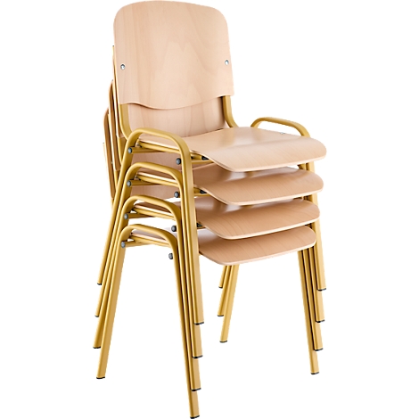 Gestapelde stoelen met lichtbruine zittingen en rugleuningen, geel metalen frame.
