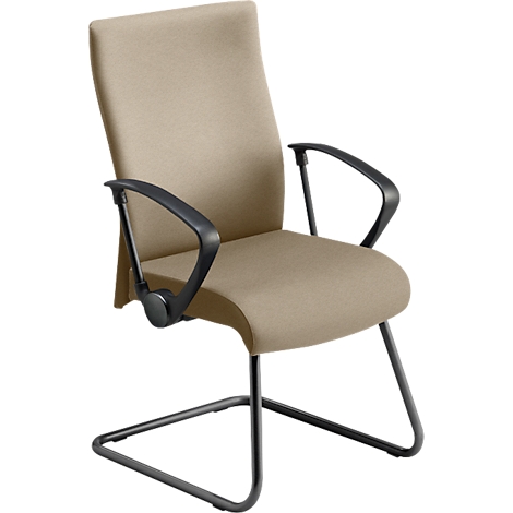 Beige bureaustoel met armleuningen en metalen frame. De stoel is vrijstaand. Er is een lichte inkeping in de zitting.