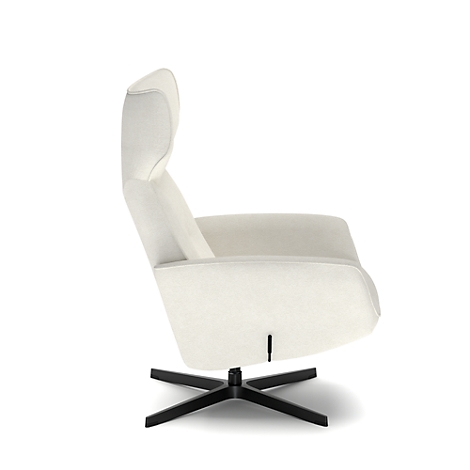 Witte fauteuil, zijaanzicht, hoge rug, zwart kruisvoet.