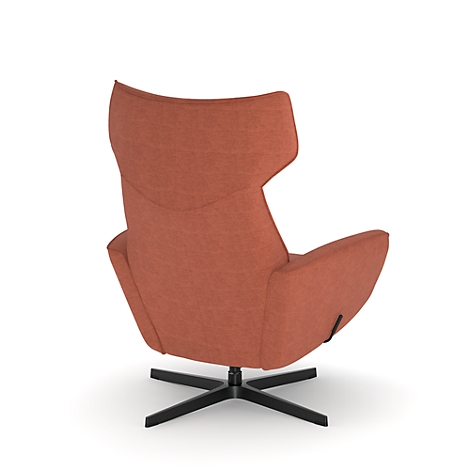 Achteraanzicht van een oranje fauteuil met een hoge rugleuning en een zwart kruisvoet.