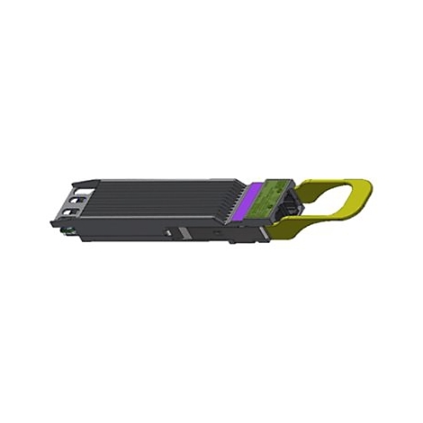 Schwarzer SFP-Transceiver mit gelbem Entriegelungshebel und lilafarbenem Akzent vor weißem Hintergrund.