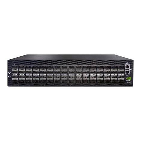 Schwarzer Netzwerk-Switch mit zahlreichen Anschlüssen. Auf der rechten Seite das Logo von Nvidia und die Modellbezeichnung.