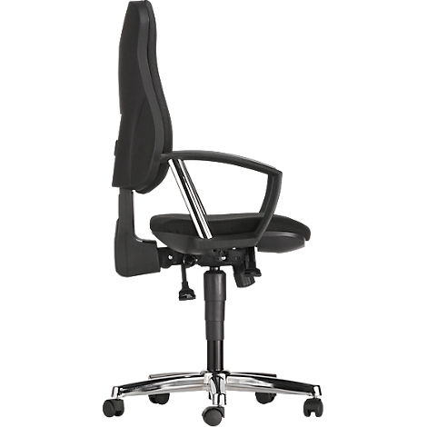 Black office chair, seen from the side, with chrome frame, armrests and castors.