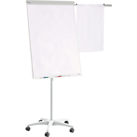 Un tableau de conférence blanc avec un bloc de papier supplémentaire, sur un support blanc roulant. Des marques colorées sont visibles sur la surface d'écriture.