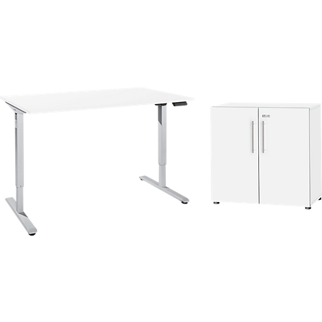 Bureau blanc réglable en hauteur avec pieds argentés et une armoire blanche à deux portes.