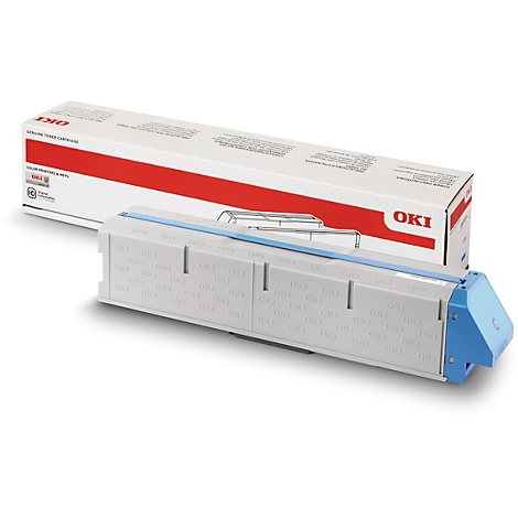 Grauer OKI-Toner mit blauen und hellblauen Akzenten, daneben die weiße Verpackung mit roten Streifen und OKI-Logo. Beide stehen auf weißem Hintergrund.