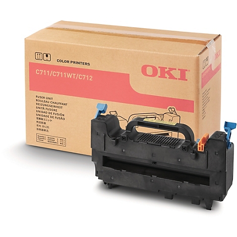 Ein Tonerbehälter mit blauem Hebel und eine braune Kartonverpackung mit der Aufschrift "OKI", auf weißem Hintergrund.