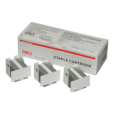Drei Tackerpatronen und eine Verpackung. Die Box ist weiÃŸ mit roten Akzenten und der Aufschrift STAPLE CARTRIDGE.