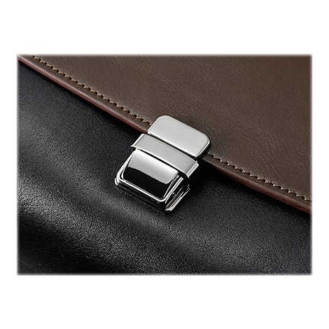 Gros plan d'un sac en cuir avec une boucle argentée et une garniture en cuir marron sur du cuir noir.