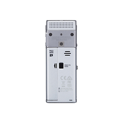 Nahaufnahme der Rückseite eines silbernen Olympus-Diktiergeräts, mit Beschriftungen wie "Olympus Corporation", "Press to Open" und "Micro SD HC".