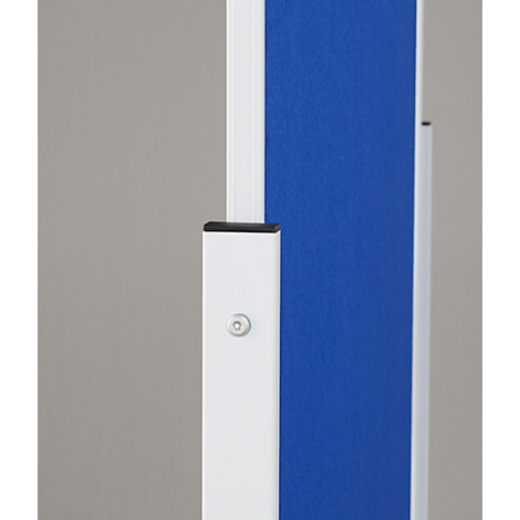 Close-up van een wit frame met blauwe stof verbonden door een zilveren schroef.