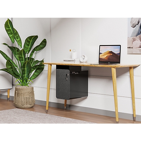 Houten bureau met laptop, potplant, klok en kast voor witte muur.