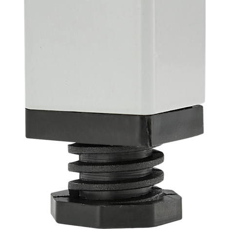 Close-up van een meubelpot met een zwarte basis en een veer.