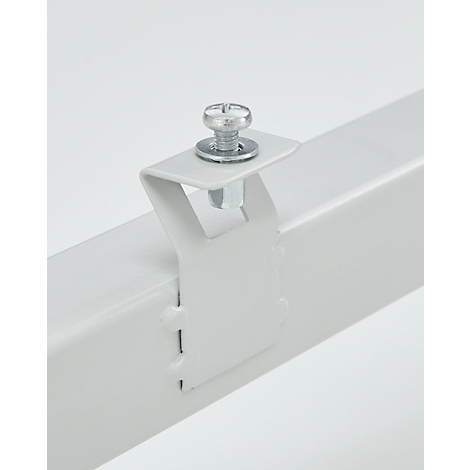 Close-up: wit metalen frame met schroef en beugel, bevestigd.